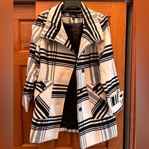By & By Women's Juniors Monochrome Plaid Trench Coat